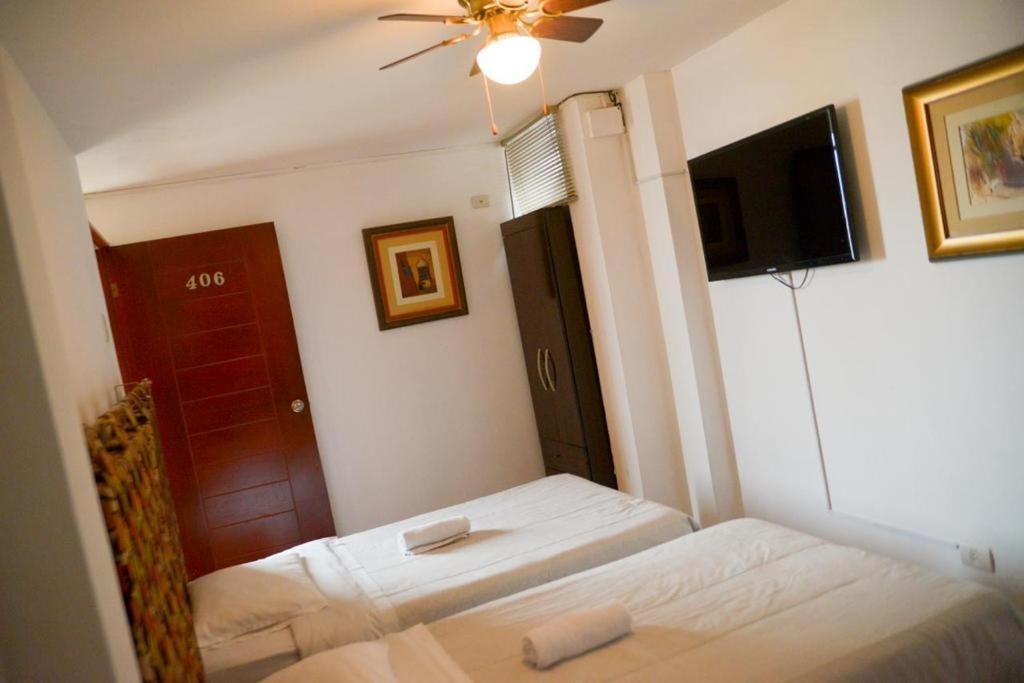 Hotel Las Condes Trujillo Esterno foto