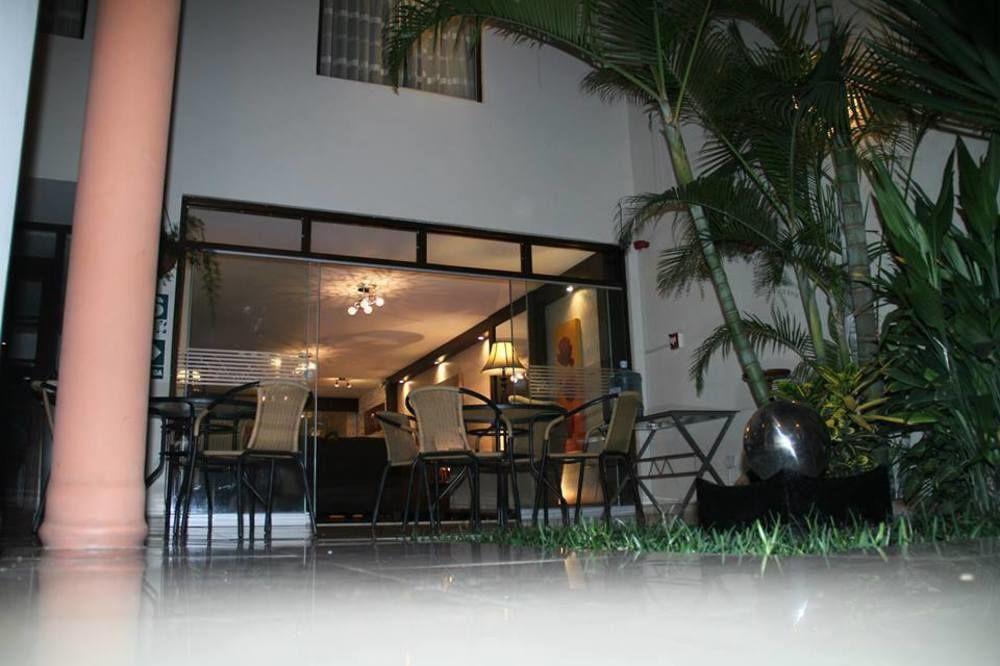 Hotel Las Condes Trujillo Esterno foto